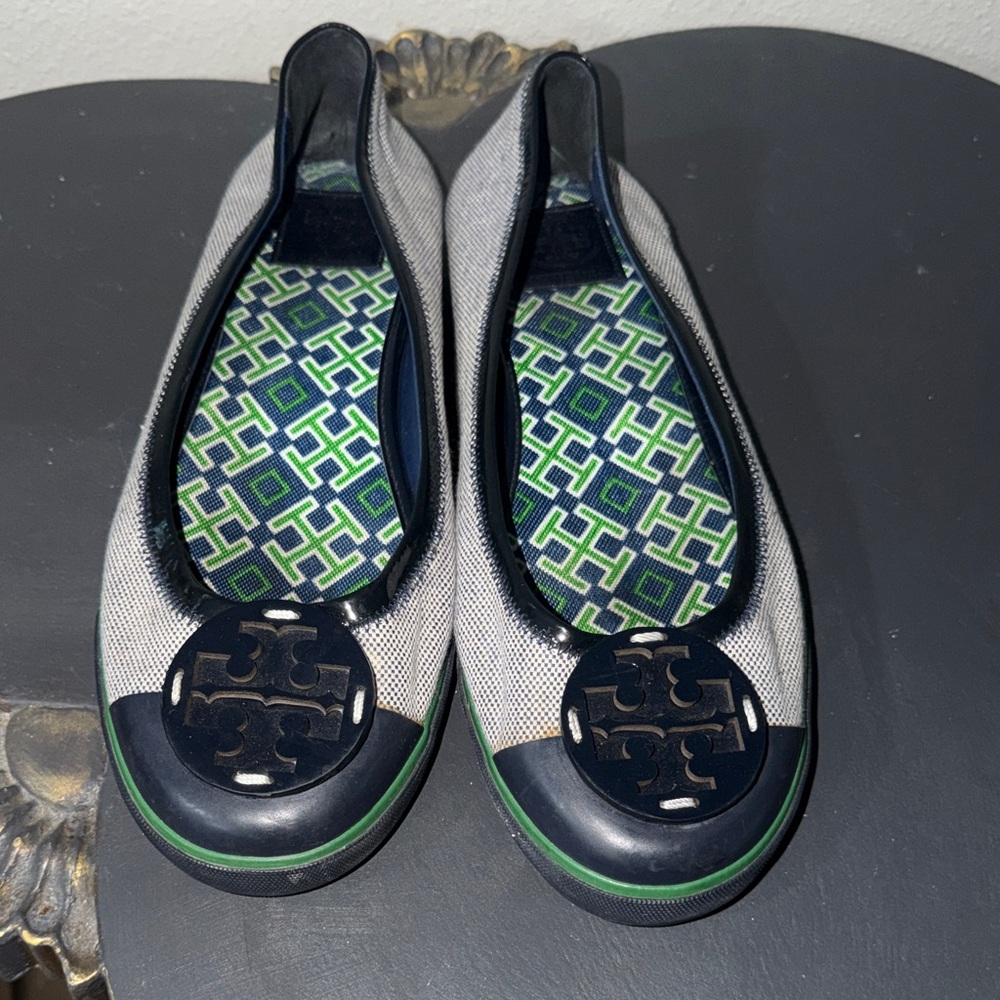 Gorgeous Tory Burch Channing Flats, with patent leather cap toe with canvas bod